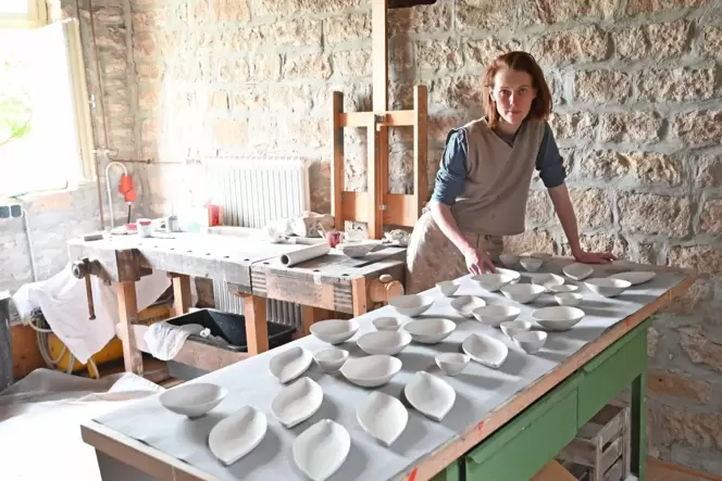 Symbolhaftes in Keramik: Habima Fuchs im Atelierraum des Herrenhauses.