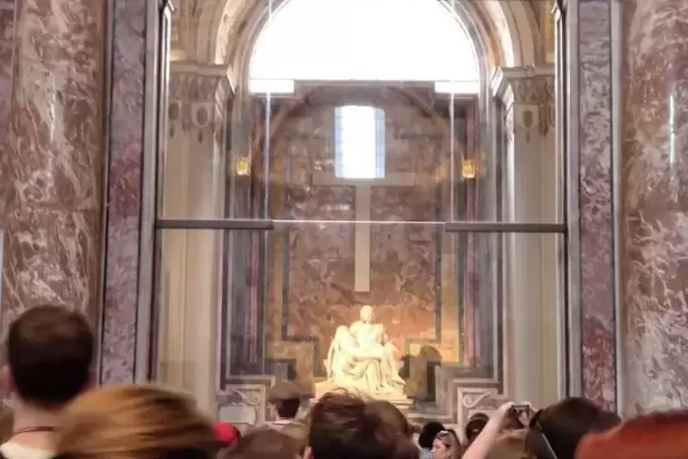 Die Speyerer Gruppe besichtigt die Pietà von Michelangelo im Petersdom in Rom.