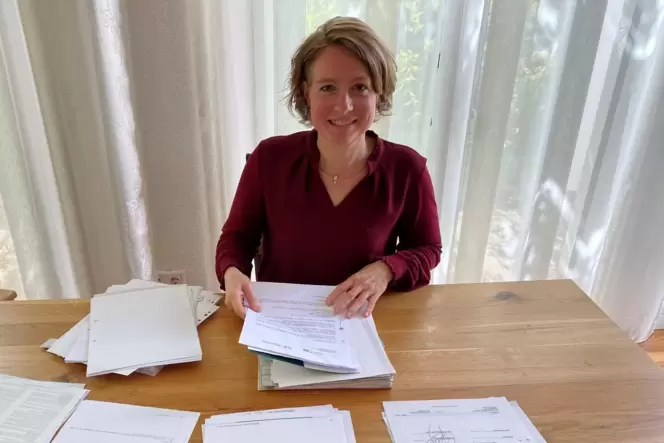 Tanja Priefling bei ihrer Leidenschaft: dem Sortieren von Papierunterlagen.