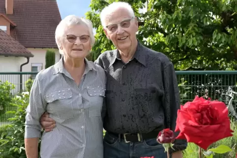 In ihrem Garten: Erika und Hans Zinser. 
