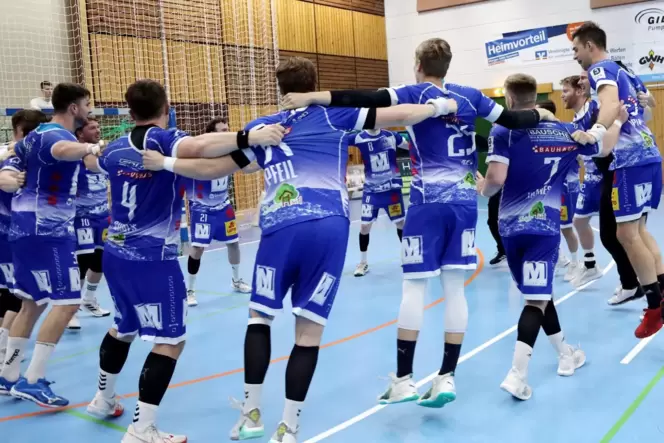 Geschafft: Die Haßlocher feiern ihren Heimsieg und den Verbleib in der Dritten Liga. Geschafft: Die Haßlocher feiern ihren Heimsieg und den Verbleib in der Dritten Liga.