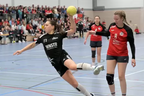 Sogar den Meister besiegt: Lena Bringsken (TuS Heiligenstein) am Ball gegen HSG Dudenhofen/Schifferstadt.