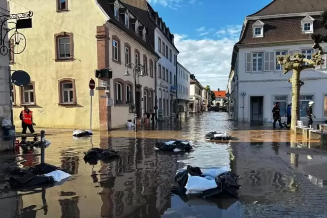 Weil ein Pumpwerk ausgefallen war, drückte sich das Wasser am Samstagabend durch die Gullydeckel und überflutete die Blieskastel Weil ein Pumpwerk ausgefallen war, drückte sich das Wasser am Samstagabend durch die Gullydeckel und überflutete die Blieskastel