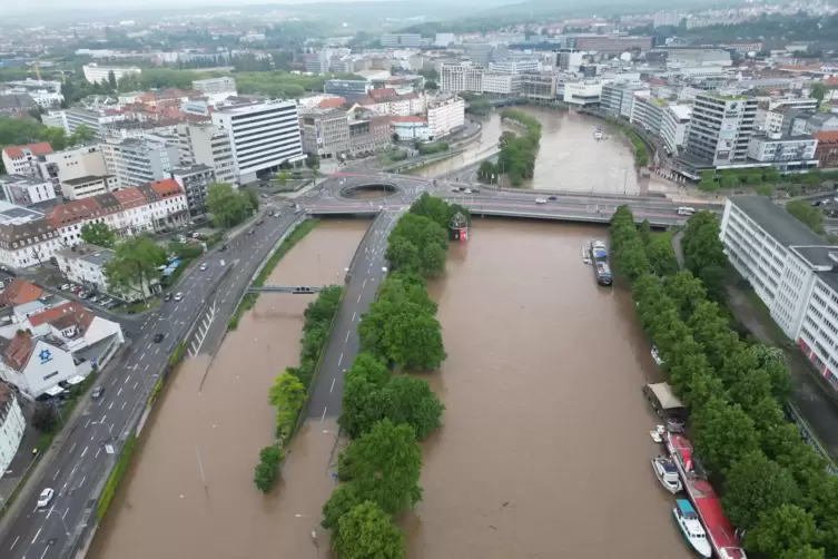 Luftaufnahme der gefluteten Stadtautobahn.