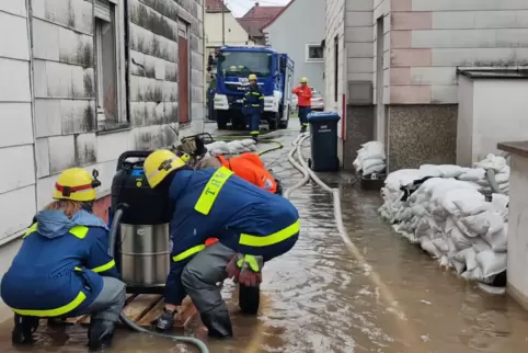 Das Landauer THW hat seit Tagen alle Hände voll zu tun. 
