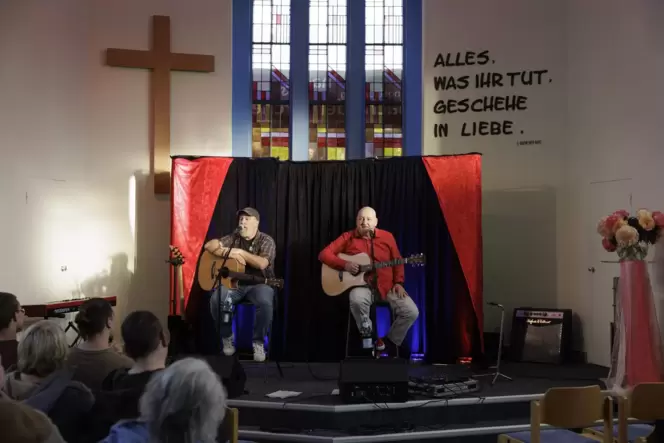 Das Musik-Comedy-Duo Superzwei trat in der Evangelisch-Freikirchlichen Gemeinde am Kolpingplatz auf.