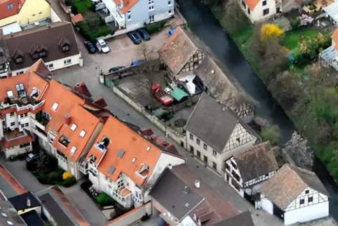 Wirtschaftshof aus dem 18. Jahrhundert: Das Foto zeigt den Berzelhof (rechter oberer Bildbereich) vor seinem Umbau.