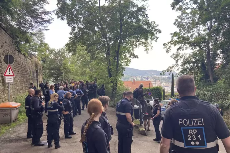 Am Alten Viehberg stand die Polizei zwischen Aufzug und Gegendemonstranten. Bis auf Zurufe blieb es friedlich. 