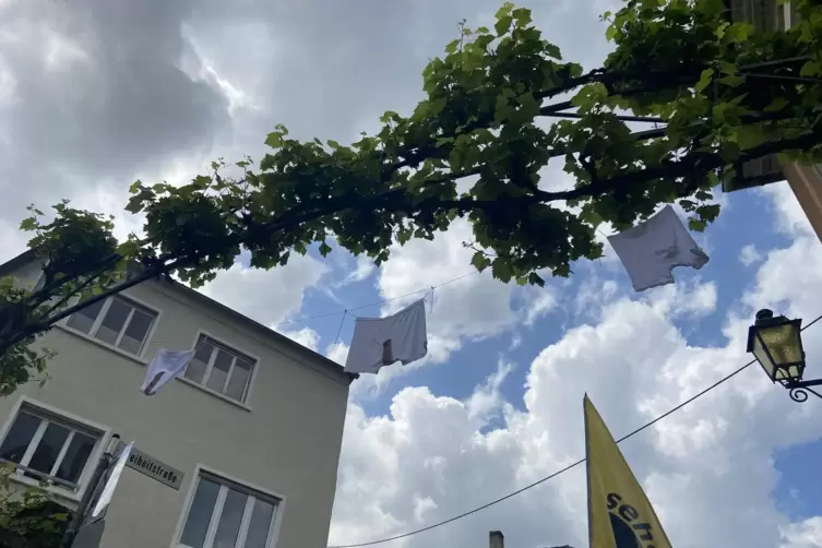 Meinungs&auml;u&szlig;erung: Braune Flecken auf Unterhosen in Hambach.