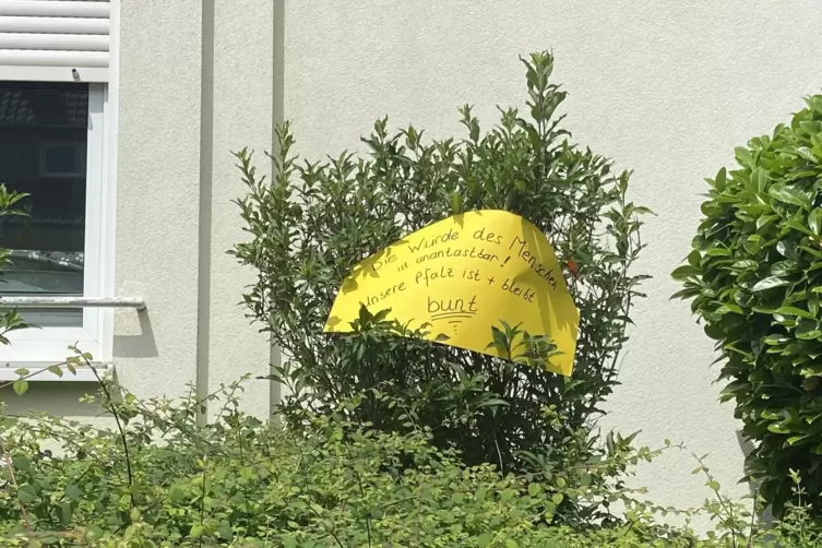 Anwohner hatten entlang der Strecke Schilder angebracht. 