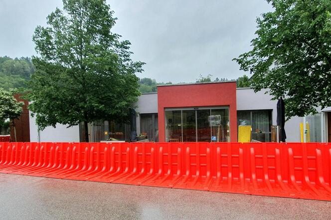 Die Hochwasserschutzwand des Katastrophenschutzes war rechtzeitig am Altersheim in Thaleischweiler-Fröschen aufgebaut worden, di
