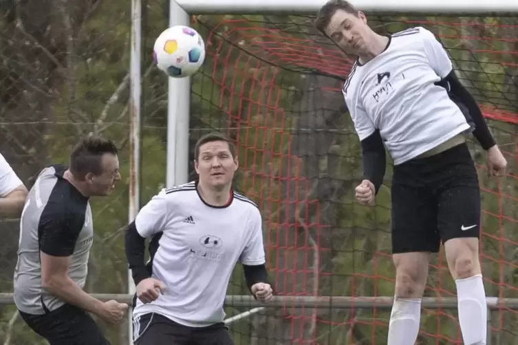 Seinem Team genügte eine 2:0-Führung nicht zum Sieg: Die SG Wallhalben/Mittelbrunn um Trainer Max Kraus (im grauen Trikot) kam i