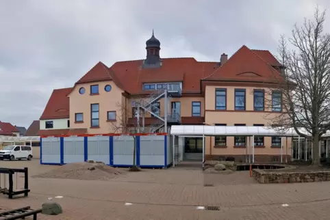 Auch an der Pestalozzischule stehen bereits Schulcontainer. Für die Mandelgrabenschule wird nun eine große Anlage angeschafft. 