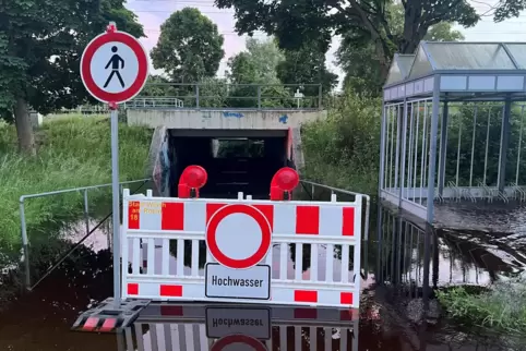 Bahnunterführung wegen Hochwasser gesperrt. 