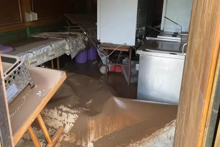 Das Hornbach-Hochwasser hat auf dem Gel&auml;nde des Obst- und Gartenbauvereins Rimschweiler gro&szlig;e Sch&auml;den hinterlassen. 