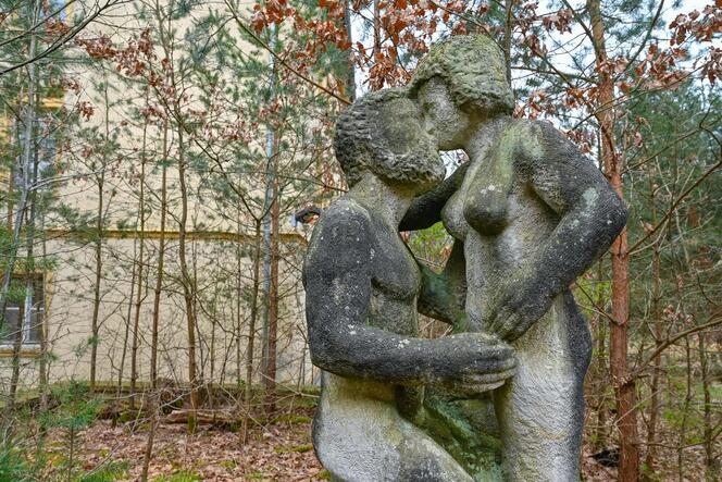 Skulptur im Garten des ehemaligen Goebbels-Landhauses, das auch als »Liebesnest« des NS-Propagandaministers bekannt war.
