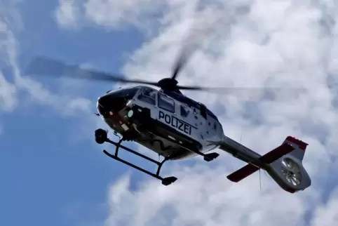 Inzwischen ist die Vermisste, die auch mit dem Hubschrauber gesucht wurde, gefunden.