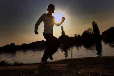 Die Joggerin ist laut Polizei östlich der Gemeinde auf einem Feldweg angegriffen worden.