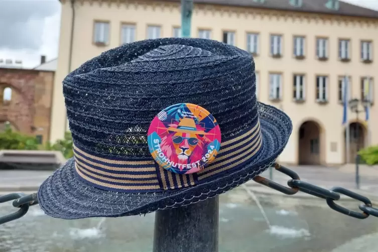 Begehrtes Sammlerobjekt: der Button fürs Strohhutfest. 