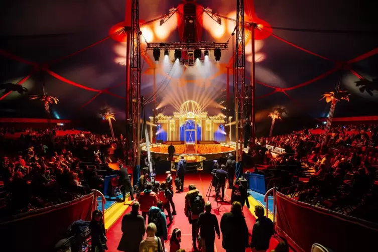 Bis zu 3000 Gäste haben im Zirkuszelt Platz. 