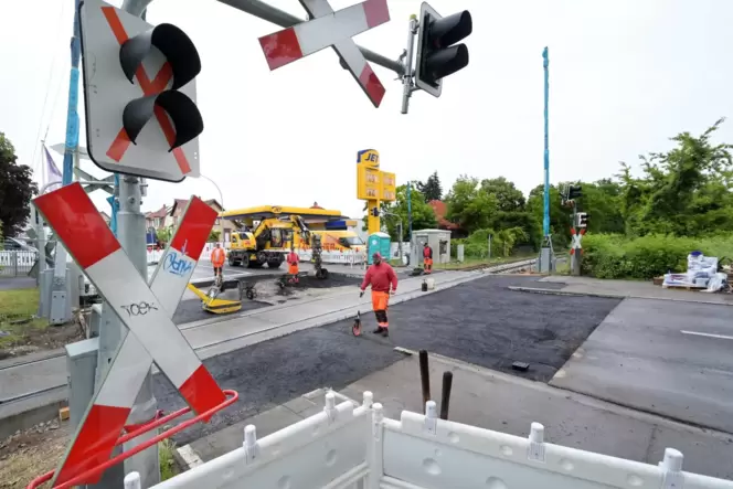Die Arbeiten am Bahnübergang in der Wormser LAndstraße sind schon weit vorangeschritten.