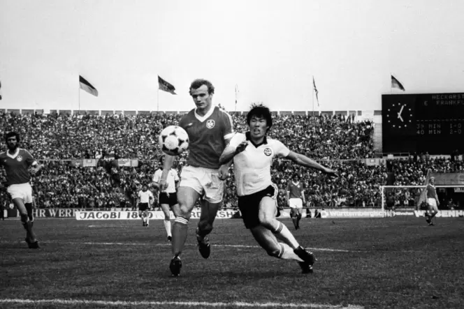 Hans-Peter Briegel (links) erinnert sich noch gut an das verlorene DFB-Pokalendspiel 1981 im Neckarstadion gegen Eintracht Frank