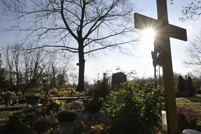 Die Stadt appelliert an Angehörige, die Gräber auf dem Rheingönheimer Friedhof zu kontrollieren.