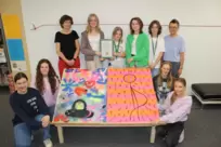 Urkunde für die »Kunst.Klasse«: Michaela Jäkel (links hinten) und Sabine Amelung (rechts) haben die Gruppe von Schülerinnen betr