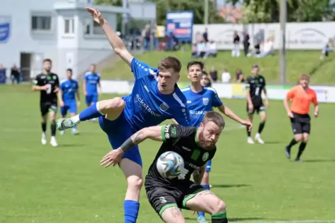 Abstiegskampf: Josip Saravanja (blau) vom TuS Mechtersheim stürzt sich ins Gefecht mit Christian Meinert (FV Engers). 