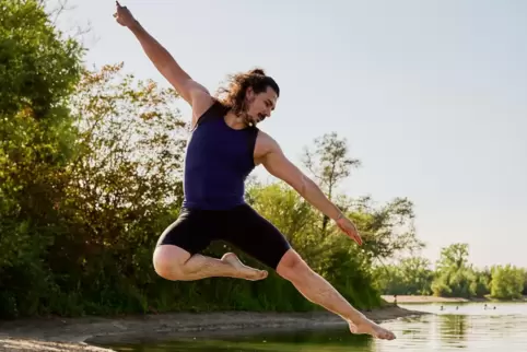 Oliver Vögeli, aufgewachsen in Waldsee und Tänzer bei der Talking Modern Dance Crew, springt einen Pas de Balanchine.