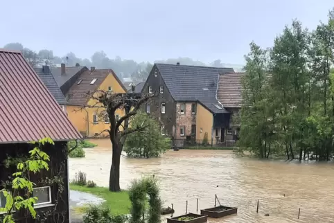 Der Hornbach nahm sich an Pfingsten viel Raum: überflutete Gärten in der Hornbacher Bahnhofstraße. Für den Pegel in Althornbach,