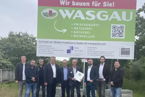 Das Bauschild-Foto, das die FWG verärgert. Es sind darauf nämlich neben Wasgau-Vertretern nur CDU-Leute zu sehen.
