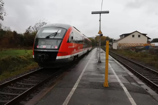 Am Godramsteiner Bahnhof gibt es noch zwei Gleise.