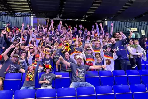 Klasse Stimmung auf der Tribüne: Die „Hornets“ des EHC Zweibrücken haben von ihrem Jugend-Trainingscamp über Pfingsten im tschec Klasse Stimmung auf der Tribüne: Die „Hornets“ des EHC Zweibrücken haben von ihrem Jugend-Trainingscamp über Pfingsten im tschec