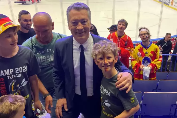 Nach dem Spiel gegen Frankreich schaute Bundestrainer Harold Kreis (hier mit Jona Schwebius, rechts) auf dem Weg zu seinen Inter