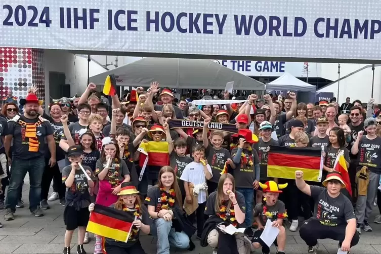 Zwei Stunden Fahrt hat der gro&szlig;e &bdquo;Hornets&ldquo;-Tross von seinem Trainingslager aus f&uuml;r das WM-Spiel auf sich genommen.