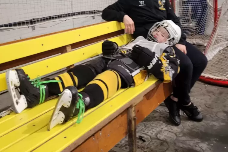 So ein Trainingslager mit zweimal Eistraining am Tag kann ganz sch&ouml;n schlauchen: Die kleinste &bdquo;Hornisse" des EHC Zweibr&uuml;cken, de