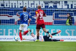 Hält manchmal „unhaltbare“ Bälle: FCK-Keeper Julian Krahl. 