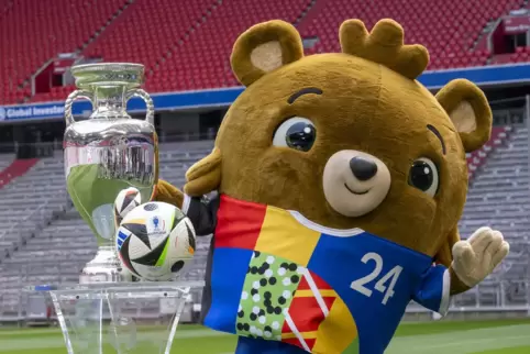 Das Maskottchen heißt Albärt, der Ball Fußballliebe, und um den Henri-Delaunay-Pokal dreht sich das ganze Turnier. 