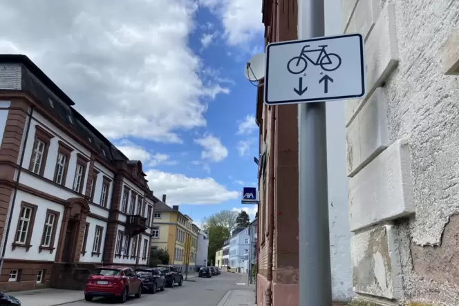 Mehrere Schilder weisen in der Trierer Straße darauf hin, dass Radfahrer in beide Richtungen fahren dürfen.