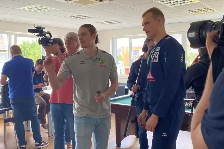 Medientag bei den Rhein-Neckar L&ouml;wen: Juri Knorr und David Sp&auml;th spielen Darts.