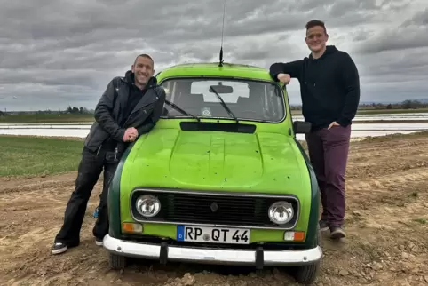 Fahrt mit dem Grünen: Daniel Schoch (links) und Joel Lehmann aus Römerberg.