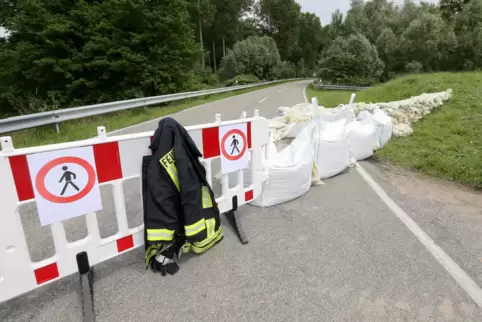 Weil ein Autofahrer nicht einsehen wollte, dass er an einer Absperrung stoppen muss, gefährdete er einen Feuerwehrmann. 