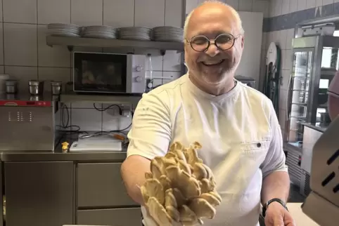 Wie bereitet man die Austernpilze richtig zu? Chefkoch Jacky Bletzacker weiß es. 