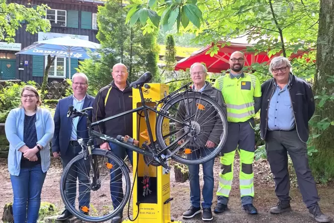 Jaqueline Braun, Jürgen Oberholz, Steffen Fitzer, Volker Kettenring, Kevin Mayer und Dietmar Noss freuen sich über die neue Rads