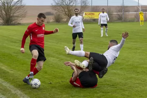 Szene aus der Verbandsliga-Partie zwischen Rüssingen und Steinwenden: Anton Artemov behauptet den Ball.
