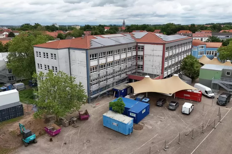 Die Geschwister-Scholl-Realschule und im Hintergrund die Grundschule. Hier gibt es eventuell Erweiterungsm&ouml;glichkeiten