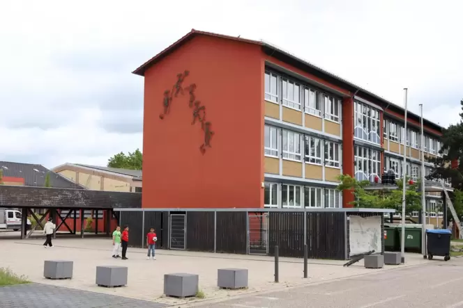 In Sondernheim hat es weniger Zuzüge geben. Dennoch wird die Tulla-Schule vielleicht mal für einige Zeit dreizügig. In Sondernheim hat es weniger Zuzüge geben. Dennoch wird die Tulla-Schule vielleicht mal für einige Zeit dreizügig.