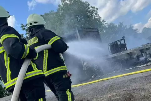 Nichts mehr zu retten: Der Pritschenwagen, der in Altenkirchen Feuer fing, brannte aus. 
