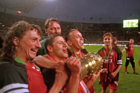 Harry Koch, Roger Lutz, Oliver Schäfer und Thomas Hengen (von links) feiern 1996 den Gewinn des DFB-Pokals. 